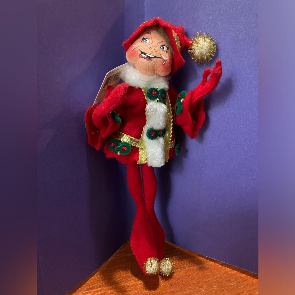NWT Annalee 9โ Red Elegant Elf. Eyes open, mischievous grin, brown hair. 500908